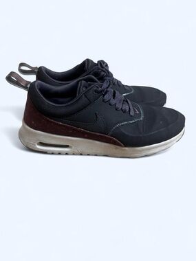 Nike Women's Black and Purple Athletic Sneakers